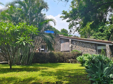 VENDO AMPLIA CASA EN TEPOZTLAN, SANTIAGO TEPETLAPA, GRAN UBICACIÓN