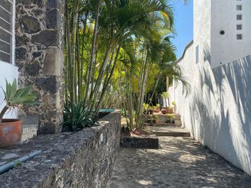 VENDO AMPLIA CASA EN TEPOZTLAN, SANTIAGO TEPETLAPA, GRAN UBICACIÓN