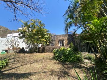 VENDO AMPLIA CASA EN TEPOZTLAN, SANTIAGO TEPETLAPA, GRAN UBICACIÓN