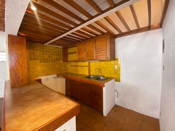 VENDO AMPLIA CASA EN TEPOZTLAN, SANTIAGO TEPETLAPA, GRAN UBICACIÓN