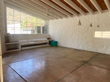 VENDO AMPLIA CASA EN TEPOZTLAN, SANTIAGO TEPETLAPA, GRAN UBICACIÓN