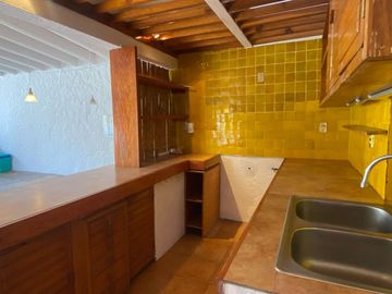 VENDO AMPLIA CASA EN TEPOZTLAN, SANTIAGO TEPETLAPA, GRAN UBICACIÓN