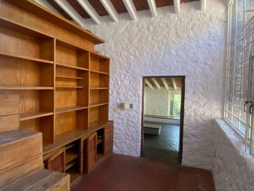 VENDO AMPLIA CASA EN TEPOZTLAN, SANTIAGO TEPETLAPA, GRAN UBICACIÓN