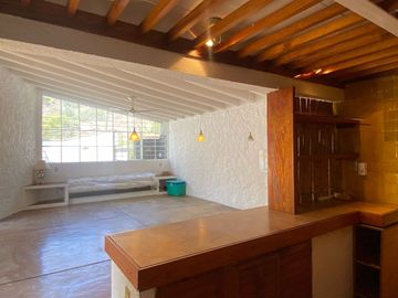 VENDO AMPLIA CASA EN TEPOZTLAN, SANTIAGO TEPETLAPA, GRAN UBICACIÓN