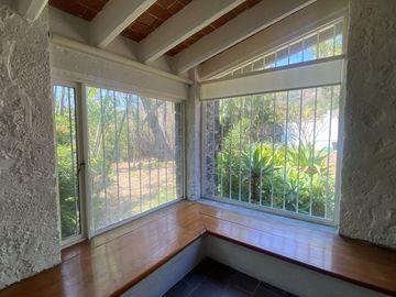 VENDO AMPLIA CASA EN TEPOZTLAN, SANTIAGO TEPETLAPA, GRAN UBICACIÓN