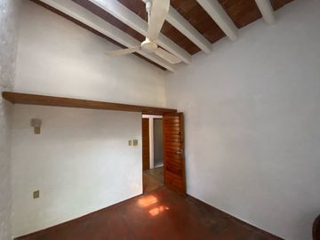 VENDO AMPLIA CASA EN TEPOZTLAN, SANTIAGO TEPETLAPA, GRAN UBICACIÓN