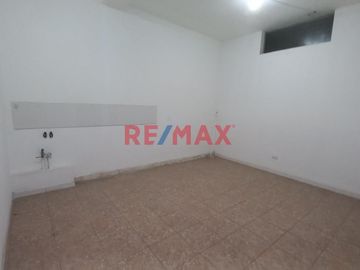 Amplia Casa De 2 Pisos Av. Miguel Grau Smp