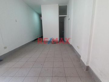 Amplia Casa De 2 Pisos Av. Miguel Grau Smp