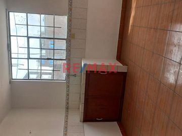 Amplia Casa De 2 Pisos Av. Miguel Grau Smp