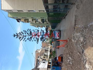 Amplia Casa De 2 Pisos Av. Miguel Grau Smp