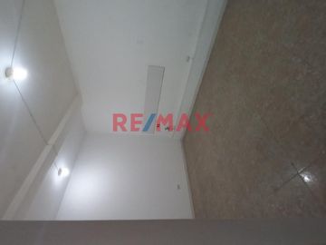 Amplia Casa De 2 Pisos Av. Miguel Grau Smp