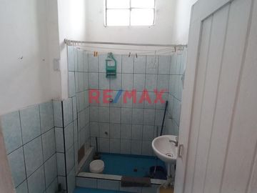 Amplia Casa De 2 Pisos Av. Miguel Grau Smp