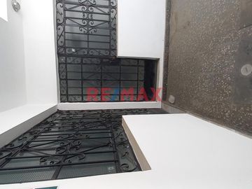 Amplia Casa De 2 Pisos Av. Miguel Grau Smp