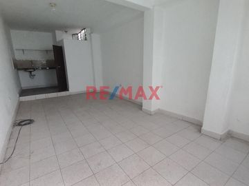 Amplia Casa De 2 Pisos Av. Miguel Grau Smp