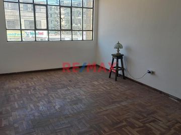 Amplia Casa De 2 Pisos Av. Miguel Grau Smp