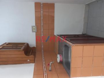 Amplia Casa De 2 Pisos Av. Miguel Grau Smp