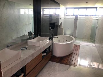RESIDENCIA A CAMPO DE GOLF EN FRACCIONAMIENTO LA VISTA COUNTRY CLUB- VENTA $34,000,000.00 NEGOCIABLE