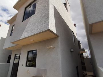 HERMOSA CASA A LA ENTRADA DE PACHUCA CON CISTERNA