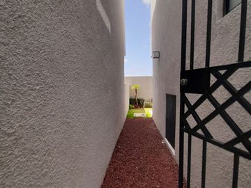 HERMOSA CASA A LA ENTRADA DE PACHUCA CON CISTERNA