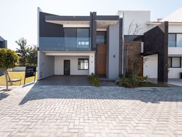 Casa de 3 Recámaras en Venta en Lomas de Angelópolis 3 - Entrega Inmediata