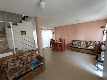 HERMOSA CASA 2 PISOS