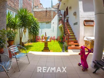 Se Vende Casa Primer Piso De 181M2 (incluye Triplex En Patio Interno), San Juan de Lurigancho