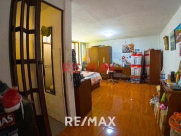 Se Vende Casa Primer Piso De 181M2 (incluye Triplex En Patio Interno), San Juan de Lurigancho