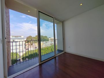 Tríplex De 207 M2 Frente A Av. La Merced – Santiago De Surco.