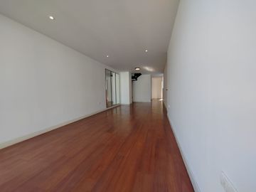 Tríplex De 207 M2 Frente A Av. La Merced – Santiago De Surco.