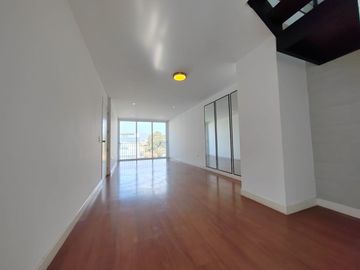 Tríplex De 207 M2 Frente A Av. La Merced – Santiago De Surco.