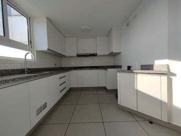 Tríplex De 207 M2 Frente A Av. La Merced – Santiago De Surco.