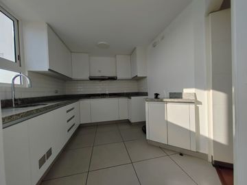 Tríplex De 207 M2 Frente A Av. La Merced – Santiago De Surco.