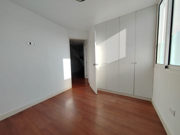 Tríplex De 207 M2 Frente A Av. La Merced – Santiago De Surco.