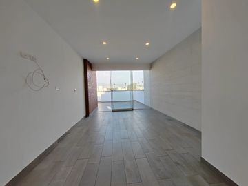 Tríplex De 207 M2 Frente A Av. La Merced – Santiago De Surco.