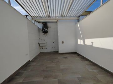 Tríplex De 207 M2 Frente A Av. La Merced – Santiago De Surco.