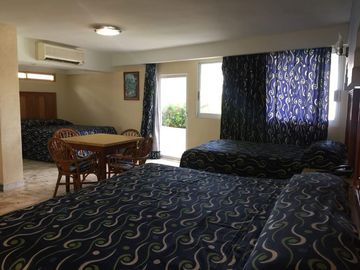 Acapulco Hotel En Venta Funcionando En La Zona Dorada A Pasos De La Costera