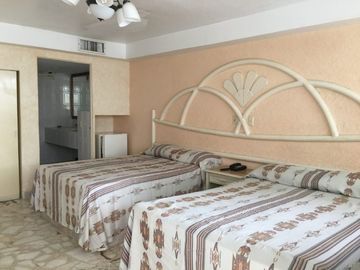 Acapulco Hotel En Venta Funcionando En La Zona Dorada A Pasos De La Costera