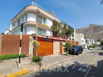 Vendo Exclusiva Casa Amplia De 3 Pisos +Terraza 520M2 Techado