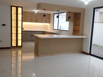 DEPARTAMENTO DUPLEX - 4 DORMITORIOS CON BAÑO PRIVADO - LOMAS DE MONTESERRIN - UDLA - ECOPARK - ACADEMIA COTOPAXI