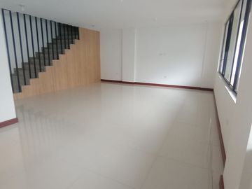 DEPARTAMENTO DUPLEX - 4 DORMITORIOS CON BAÑO PRIVADO - LOMAS DE MONTESERRIN - UDLA - ECOPARK - ACADEMIA COTOPAXI