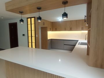 DEPARTAMENTO DUPLEX - 4 DORMITORIOS CON BAÑO PRIVADO - LOMAS DE MONTESERRIN - UDLA - ECOPARK - ACADEMIA COTOPAXI