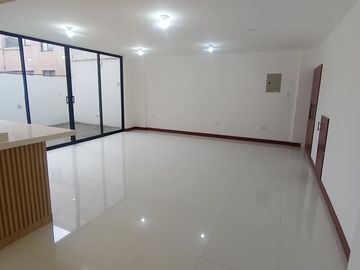 DEPARTAMENTO DUPLEX - 4 DORMITORIOS CON BAÑO PRIVADO - LOMAS DE MONTESERRIN - UDLA - ECOPARK - ACADEMIA COTOPAXI