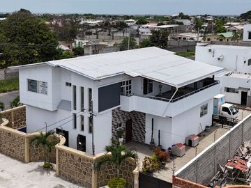 Salinas - Amplia casa moderna con piscina y terreno de 600 m2