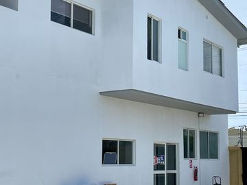 Salinas - Amplia casa moderna con piscina y terreno de 600 m2