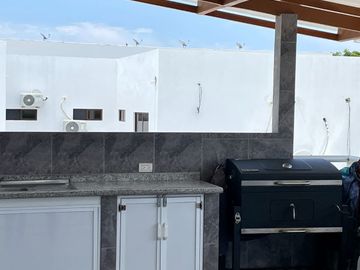 Salinas - Amplia casa moderna con piscina y terreno de 600 m2