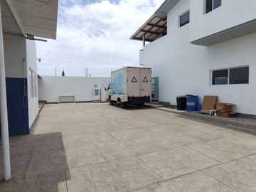 Salinas - Amplia casa moderna con piscina y terreno de 600 m2
