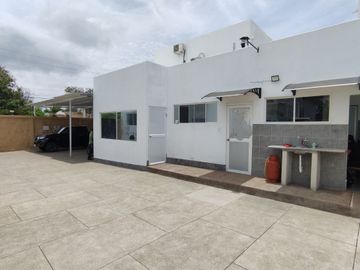 Salinas - Amplia casa moderna con piscina y terreno de 600 m2