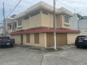 VENTA casa esq.  Urdenor, 272 m2 de construcción, 4 dormitorios cada uno con baño, 2 parqueos, terraza accesible