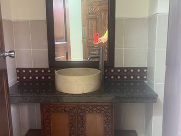 VENTA casa esq.  Urdenor, 272 m2 de construcción, 4 dormitorios cada uno con baño, 2 parqueos, terraza accesible