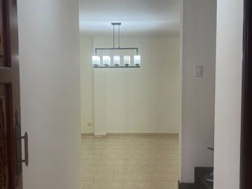 VENTA casa esq.  Urdenor, 272 m2 de construcción, 4 dormitorios cada uno con baño, 2 parqueos, terraza accesible